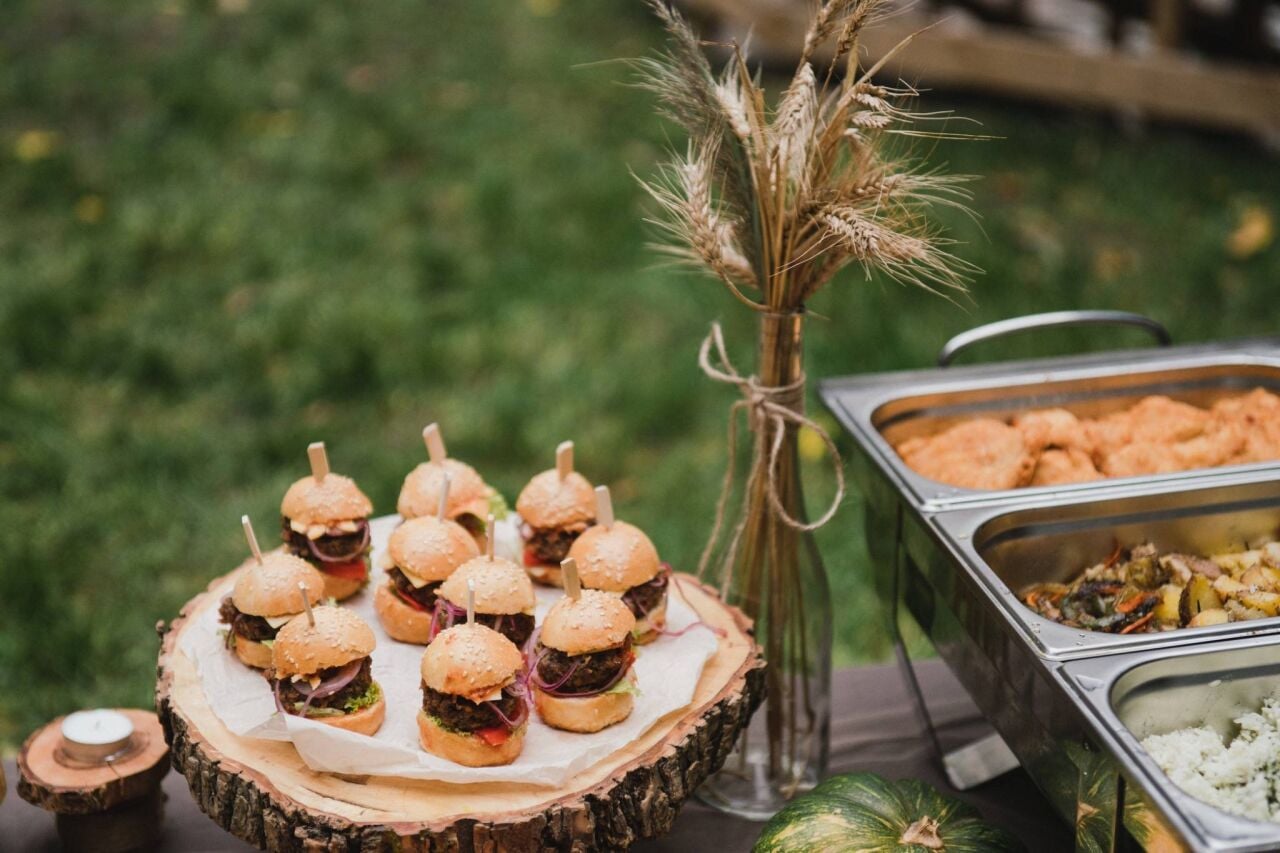 Çeşme'de Yaz Davetleri İçin Catering Rehberi
