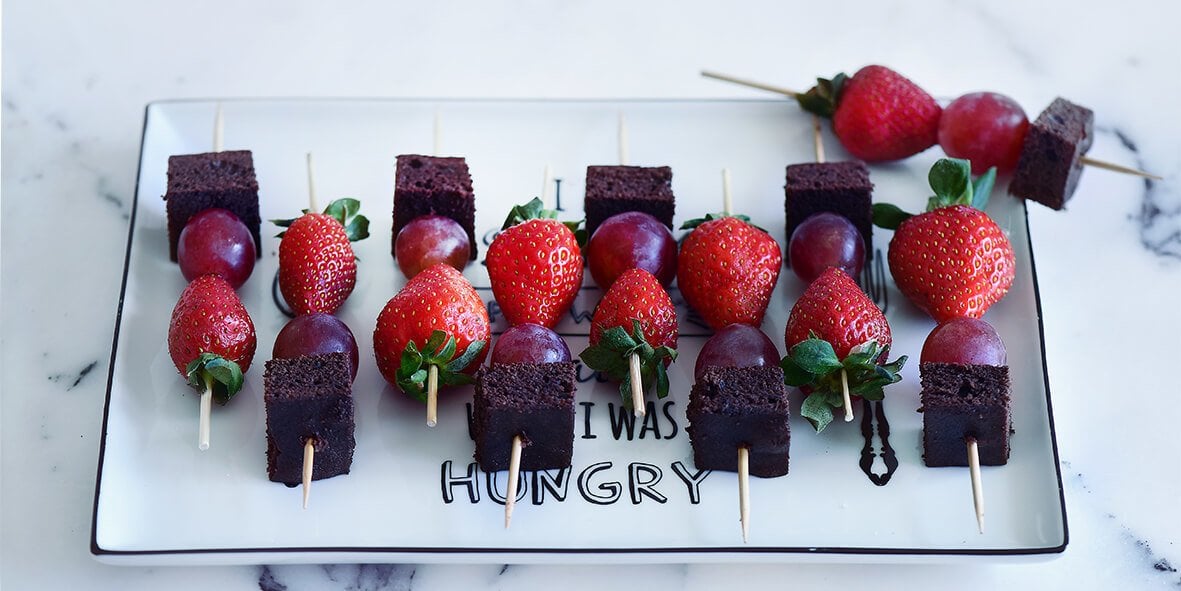 BROWNIE ÇİLEK VE ÜZÜM ŞİŞ