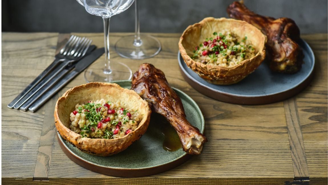 AĞIR ATEŞTE PİŞİRİLMİŞ KUZU İNCİK-YUFKA KASESİNDE FİRİK PİLAVI